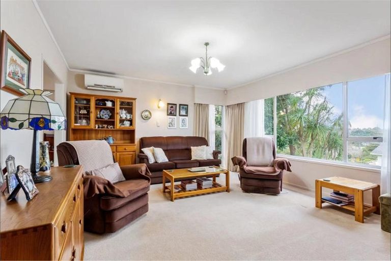 Photo of property in 15 Easton Park Parade, Glenfield, Auckland, 0629