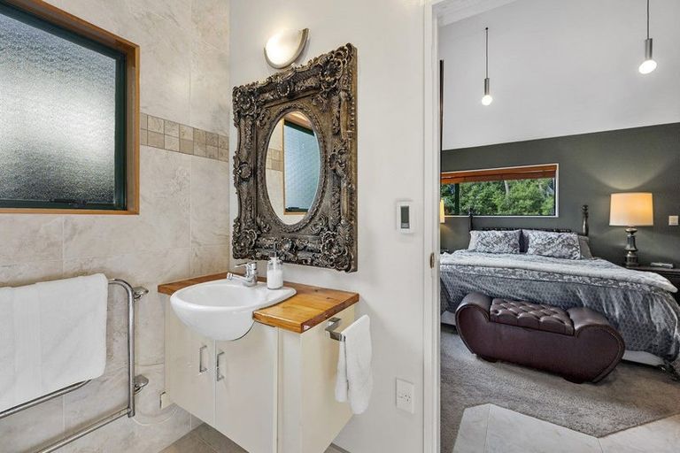 Photo of property in 28 Tyrico Close, Unsworth Heights, Auckland, 0632