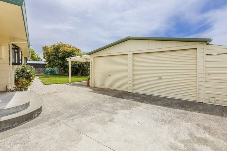 Photo of property in 9 Deakin Place, Clive, 4102