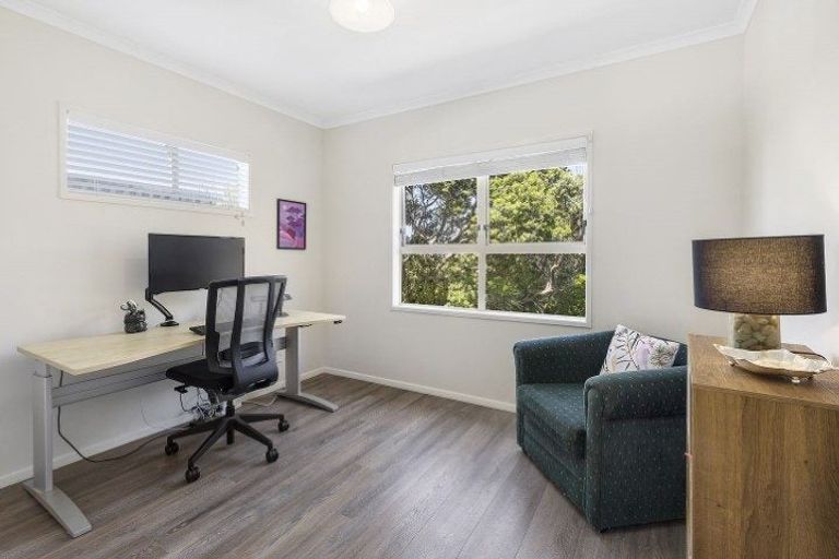 Photo of property in 2 Corlett Road, Plimmerton, Porirua, 5026