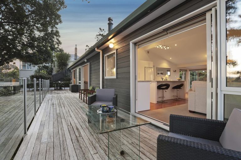 Photo of property in 9 Tinopai Road, Titirangi, Auckland, 0604