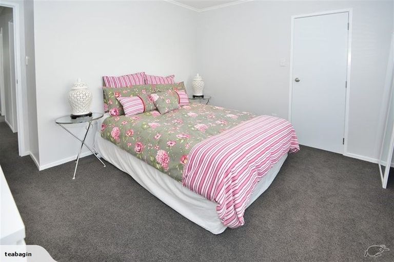 Photo of property in 28 Totaravale Drive, Totara Vale, Auckland, 0629