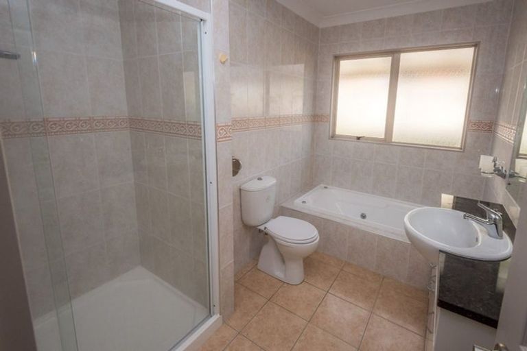 Photo of property in 42 Mandeville Place, Unsworth Heights, Auckland, 0632