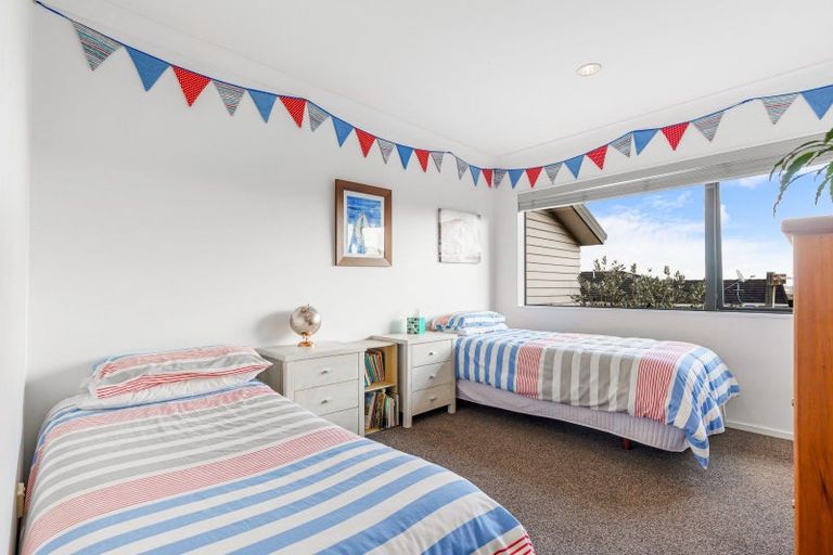 Photo of property in 20 Mackwell Road, Fairview Heights, Auckland, 0632