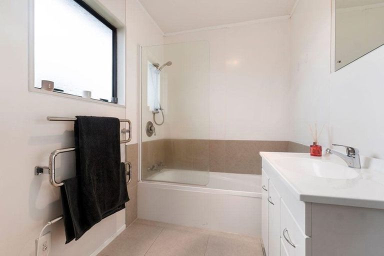 Photo of property in 44b Matipo Road, Te Atatu Peninsula, Auckland, 0610