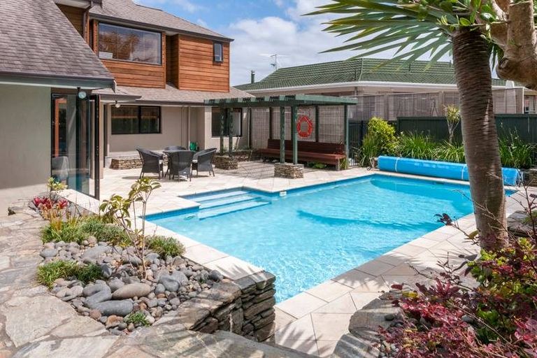 Photo of property in 8 Lynton Road, Bucklands Beach, Auckland, 2012