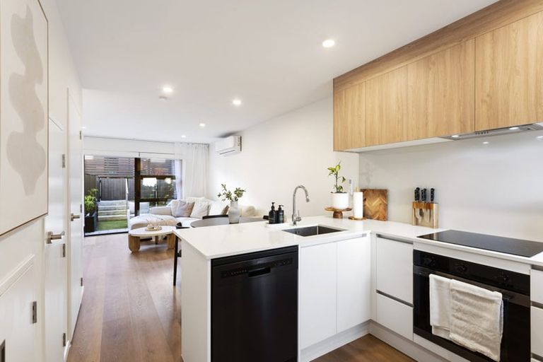 Photo of property in 22 Hoopers Road, Glen Eden, Auckland, 0602