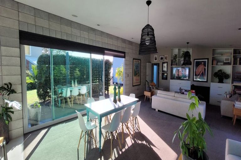 Photo of property in 28 Veale Road, Frankleigh Park, New Plymouth, 4310