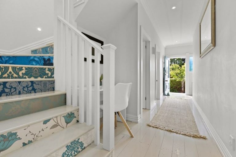 Photo of property in 5 Turnbull Road, Narrow Neck, Auckland, 0624