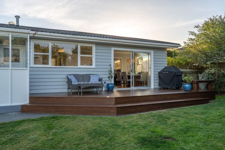 Photo of property in 2 Fitzwilliam Terrace, Tawa, Wellington, 5028