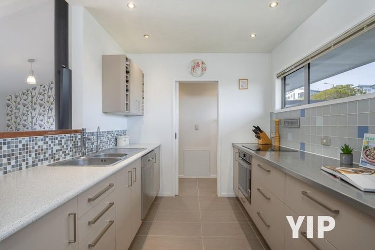 Photo of property in 8 Gow Street, Newlands, Wellington, 6037