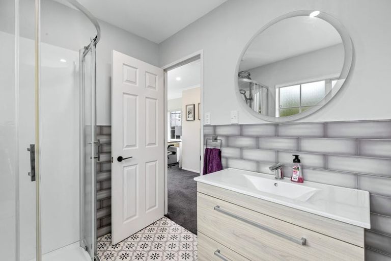 Photo of property in 33 Maygrove Drive, Orewa, 0931