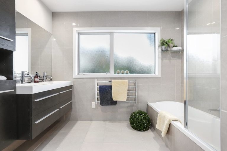 Photo of property in 9 Tinopai Road, Titirangi, Auckland, 0604