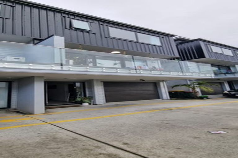 Photo of property in 3/19 Kingdale Road, Henderson, Auckland, 0610