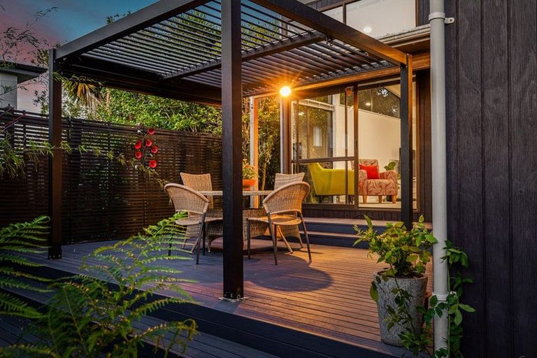 Photo of property in 2/8 Gregg Place, Sunnyvale, Auckland, 0612