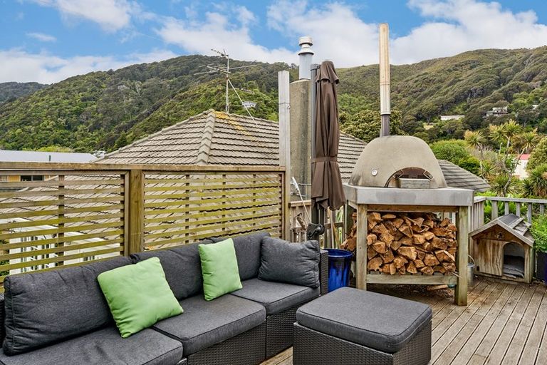 Photo of property in 53 Pukatea Street, Eastbourne, Lower Hutt, 5013