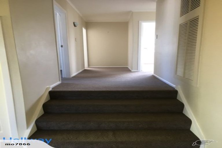 Photo of property in 34 Somes Crescent, Newlands, Wellington, 6037
