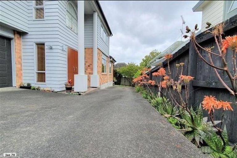 Photo of property in 29a Raleigh Road, Northcote, Auckland, 0627