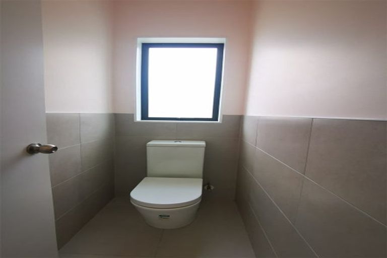 Photo of property in 41 Gossamer Drive, Pakuranga Heights, Auckland, 2010