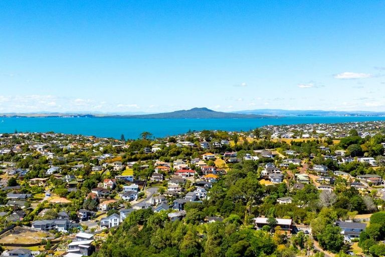 Photo of property in 102 Arran Road, Browns Bay, Auckland, 0630