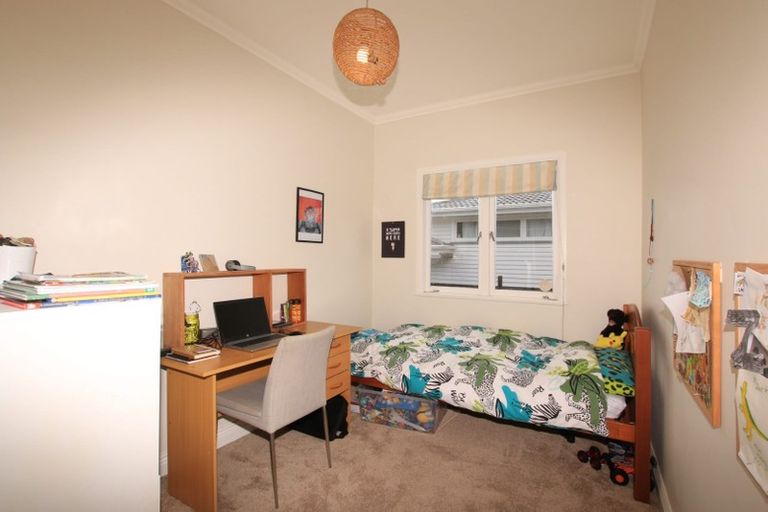 Photo of property in 1/235 Glenfield Road, Hillcrest, Auckland, 0627