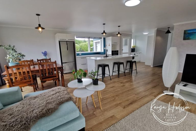 Photo of property in 9 Whaka Street, Maungaturoto, 0520