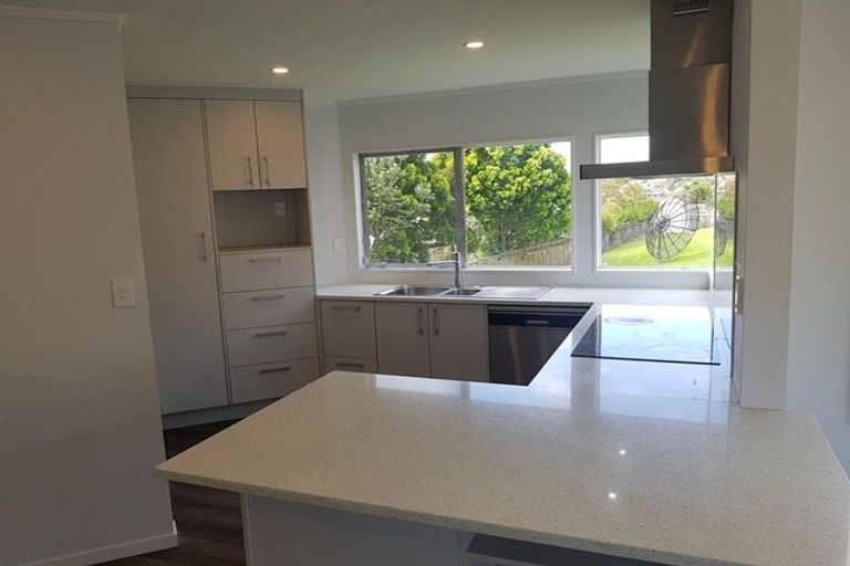 Photo of property in 60 Lagoon Way, West Harbour, Auckland, 0618