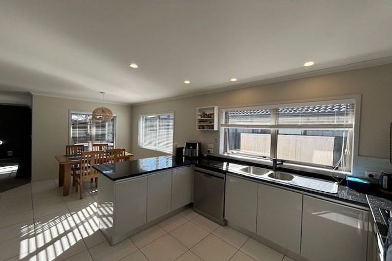 Photo of property in 21 Grabella Place, Papamoa Beach, Papamoa, 3118