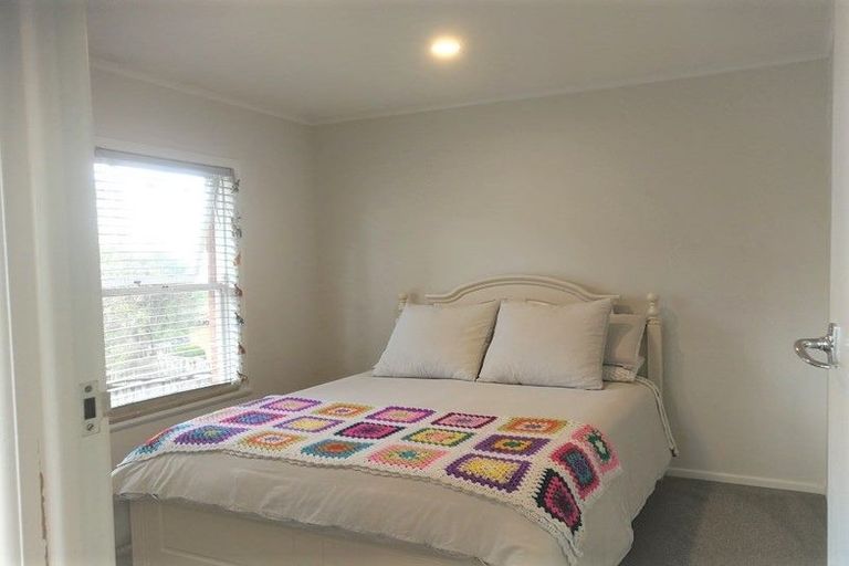 Photo of property in 1/24 Knights Road, Rothesay Bay, Auckland, 0630