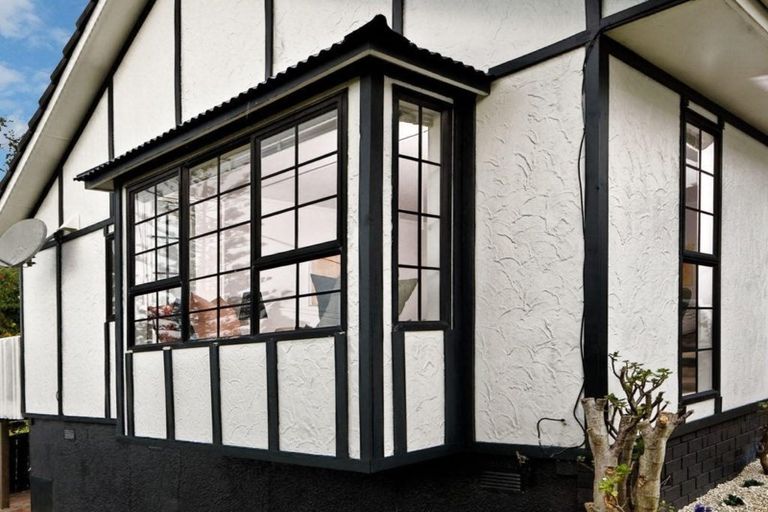 Photo of property in 2/7 Te Atatu Road, Te Atatu South, Auckland, 0610