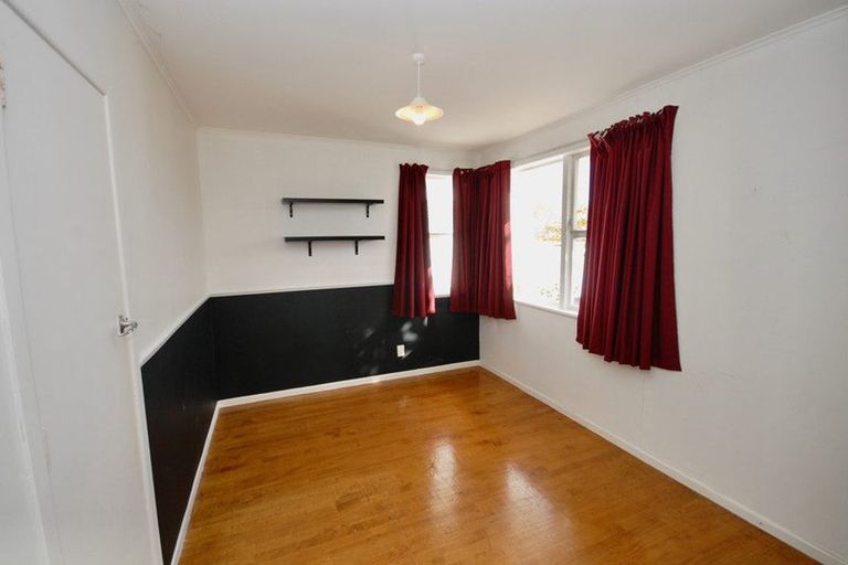 Photo of property in 64 Selwyn Crescent, Forrest Hill, Auckland, 0620