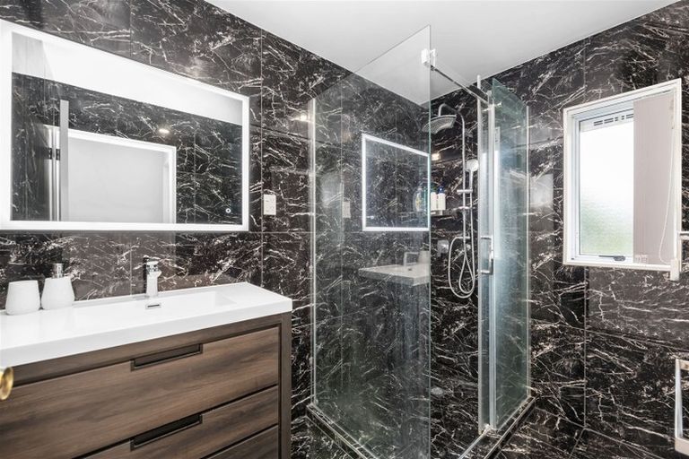 Photo of property in 14 Randwick Place, Randwick Park, Auckland, 2105