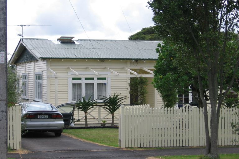 Photo of property in 15 Miro Street, New Lynn, Auckland, 0600
