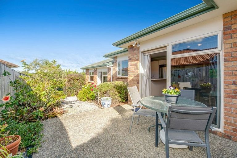 Photo of property in 25 Chesterfield Way, Orewa, 0931