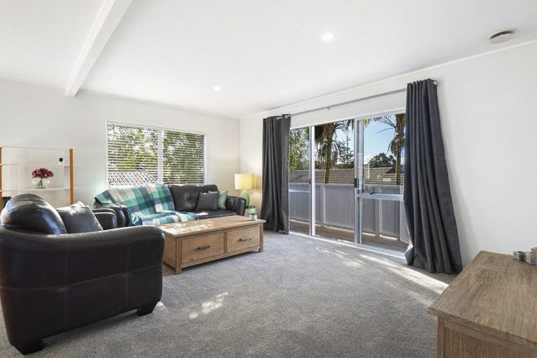 Photo of property in 1/18 Altair Place, Windsor Park, Auckland, 0632