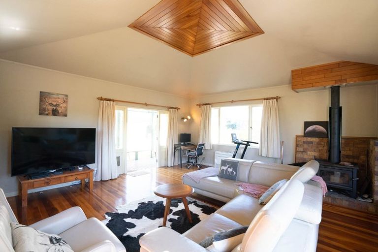 Photo of property in 168 Candia Road, Henderson Valley, Auckland, 0614
