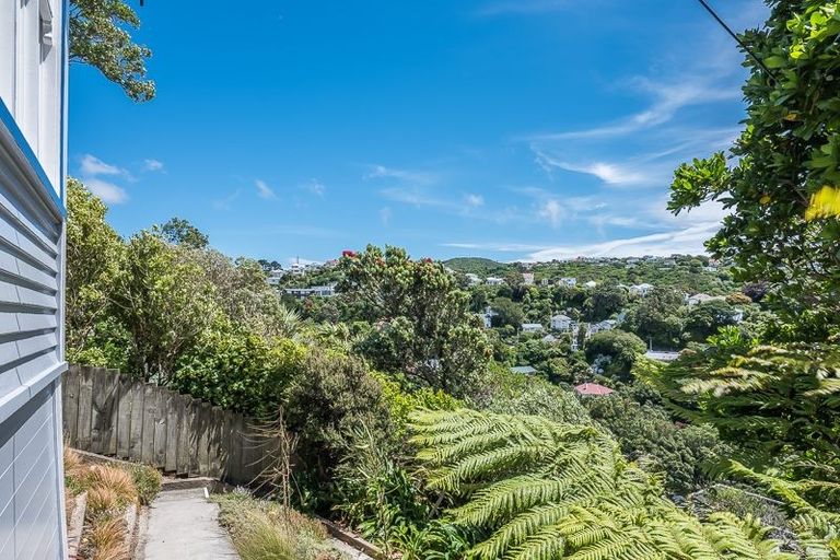 Photo of property in 43 Fairview Crescent, Kelburn, Wellington, 6012