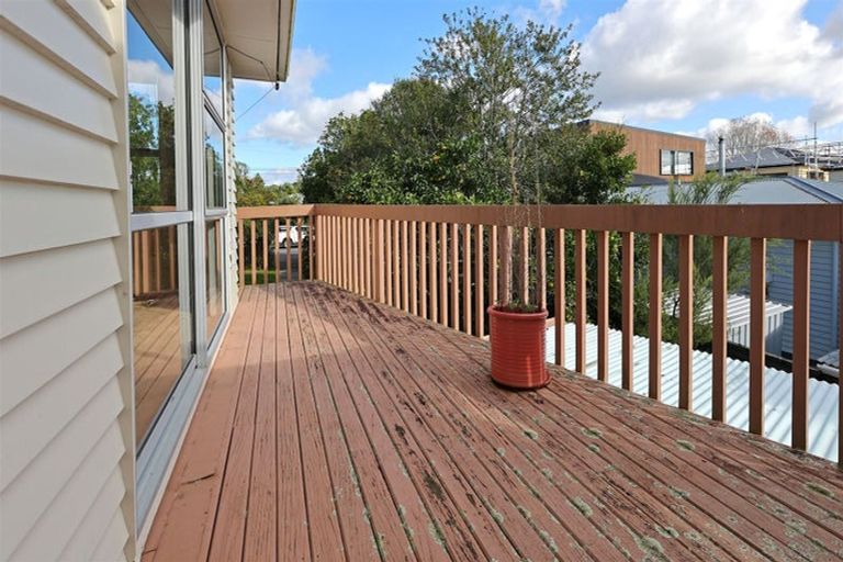 Photo of property in 5 Renata Crescent, Te Atatu Peninsula, Auckland, 0610