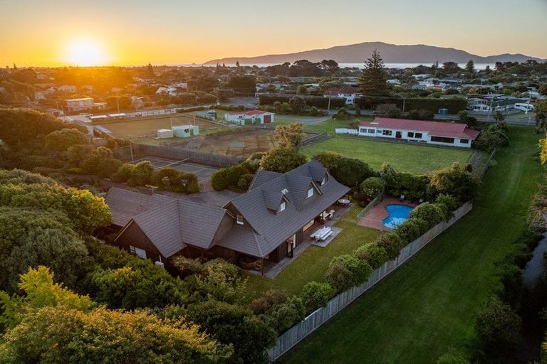 Photo of property in 5 Lavinia Grove, Waikanae Beach, Waikanae, 5036