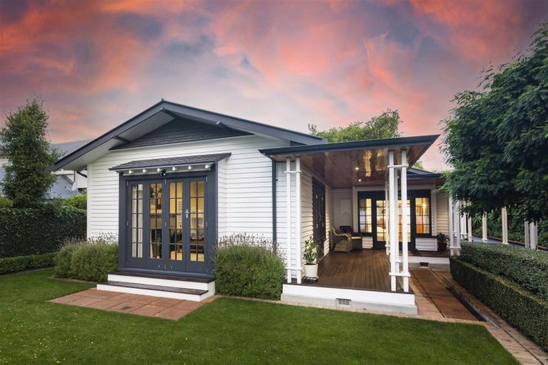 Photo of property in 83 Saint Andrews Square, Strowan, Christchurch, 8052