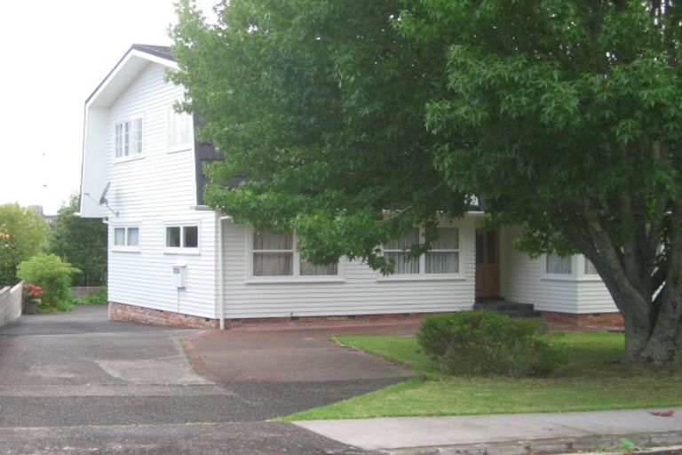 Photo of property in 30 Deuxberry Avenue, Northcote, Auckland, 0627