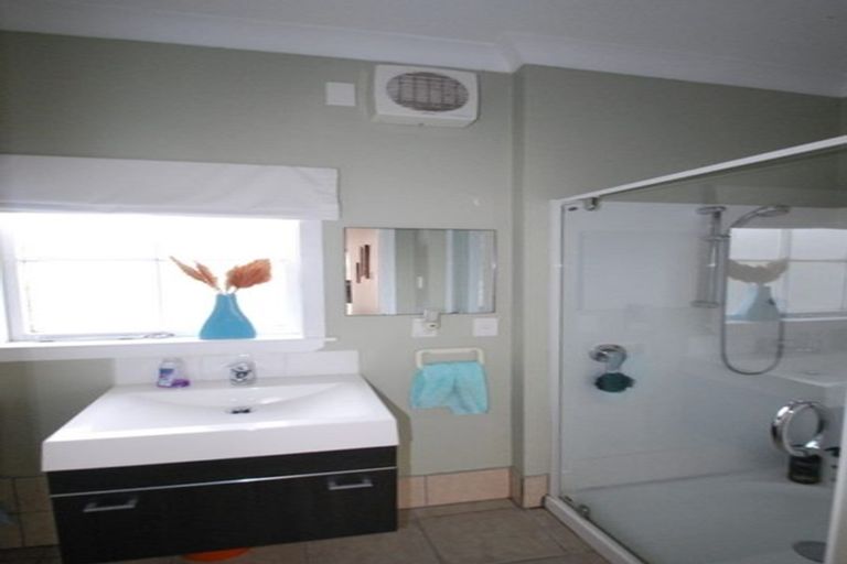 Photo of property in 70 Salford Street, Newlands, Wellington, 6037