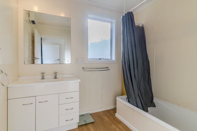 Photo of property in 2 Queen Street, Milton, 9220