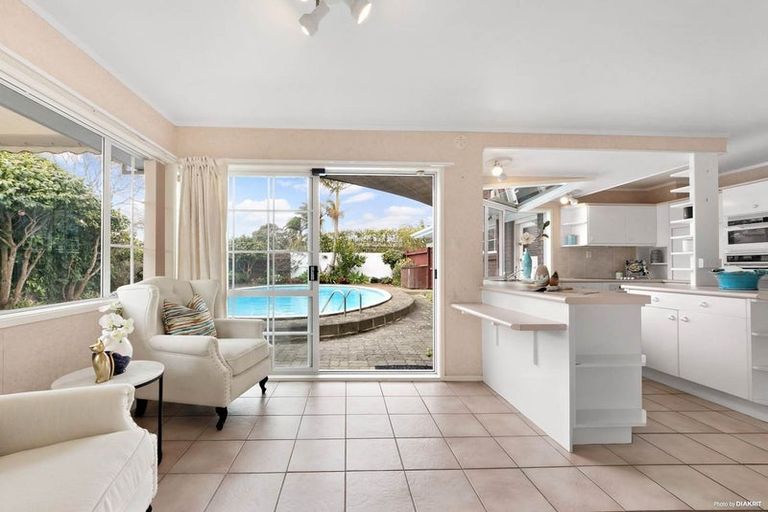 Photo of property in 1 Holly Way, Sunnyhills, Auckland, 2010