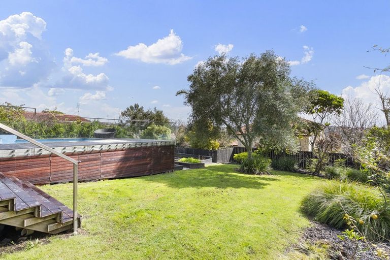 Photo of property in 12 Hyde Road, Rothesay Bay, Auckland, 0630