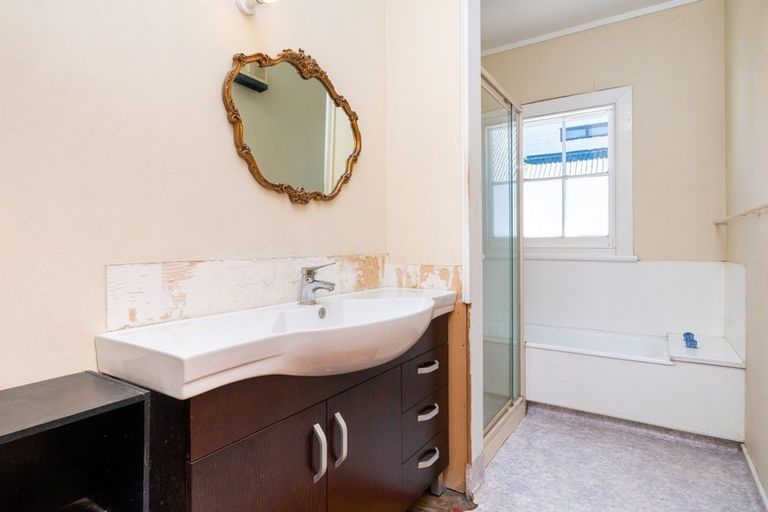 Photo of property in 27 Napier Terrace, Hospital Hill, Napier, 4110