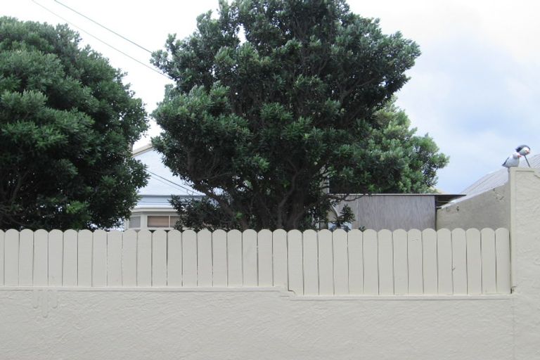 Photo of property in 37 Apu Crescent, Lyall Bay, Wellington, 6022