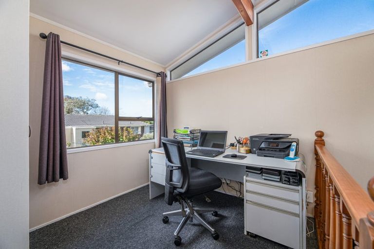 Photo of property in 3 Foyle Place, Glendene, Auckland, 0602