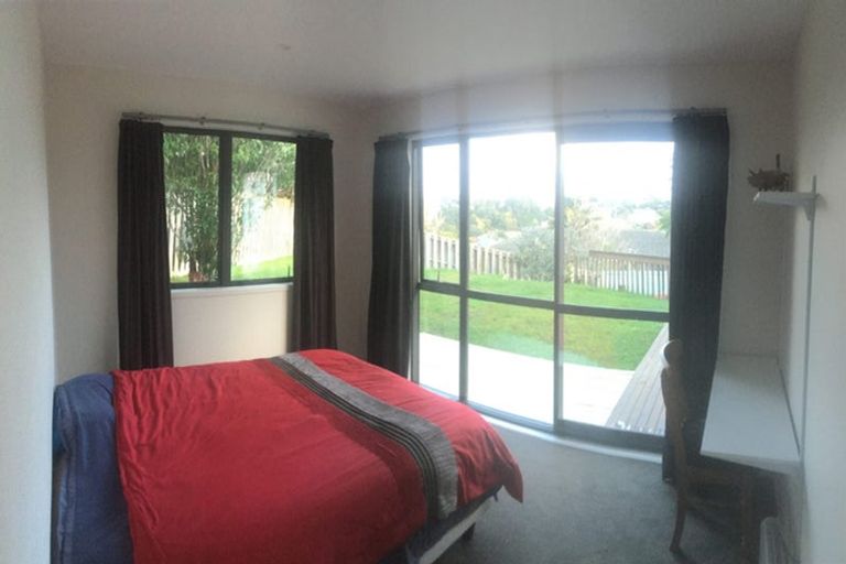 Photo of property in 29 Deverell Place, Northcross, Auckland, 0632