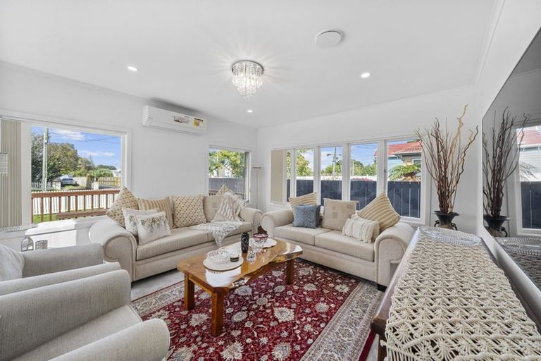 Photo of property in 21 Miller Road, Mangere Bridge, Auckland, 2022